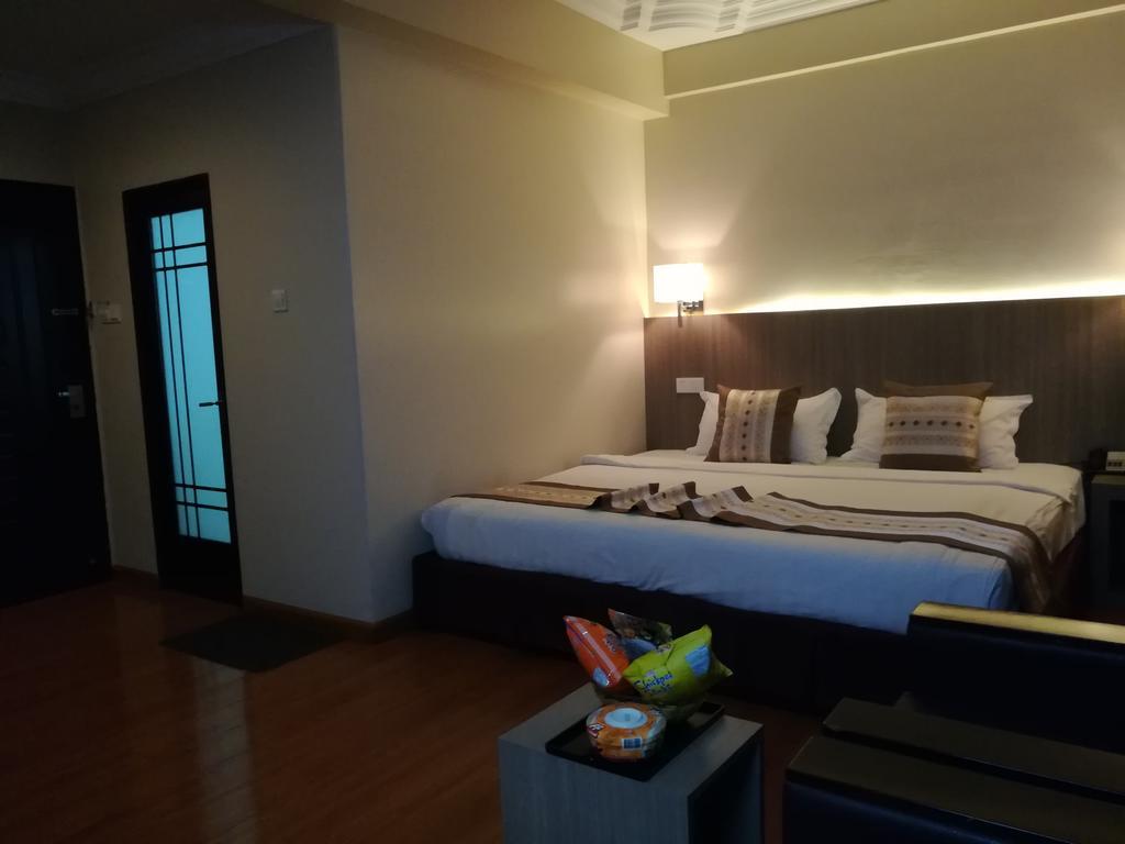 Golden Hill Hotel - Lashio 外观 照片