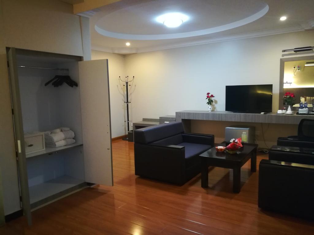 Golden Hill Hotel - Lashio 外观 照片